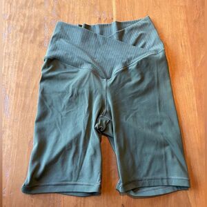 Offline by Aerie Real Me High Rise Crossover Ribbed Waist 7” Bike Short Green